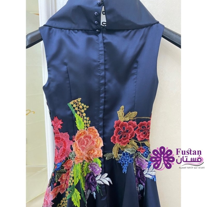 فستان كحلي مع ورود