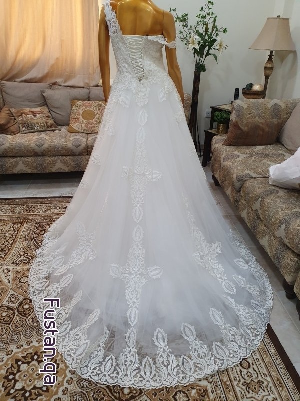 فستان زفاف أبيض