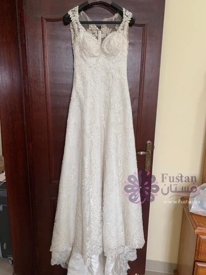 White bridal wedding dress. فستان زفاف أبيض.