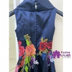 فستان كحلي مع ورود