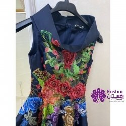 فستان كحلي مع ورود