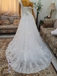 فستان زفاف أبيض