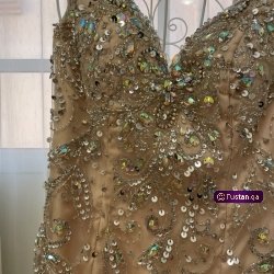 فستان جديدمستعمل فقط مرة وحدة تم شراءه من موقع نيو يورك